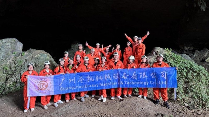 Ecos das profundezas da caverna: um encontro mútuo com a natureza e os membros da equipe